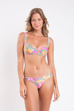 Laad de afbeelding in de Gallery-viewer, Model Front: Rio De Sol Top Top Lyla Amelia