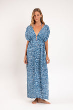 Laad de afbeelding in de Gallery-viewer, Model Front: Rio De Sol Maxi Dresses Chuva Long Dress Soleil