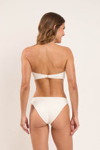 Laad de afbeelding in de Gallery-viewer, Model Back: Rio De Sol Set Set Sand-Chantilly Sara Essential-Comfy