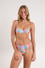 Laad de afbeelding in de Gallery-viewer, Model Front: Rio De Sol Top Top Cloud Kelli