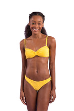 Laad de afbeelding in de Gallery-viewer, Model Front: Rio De Sol Top Top Malibu-Yellow Bandeau-Duo