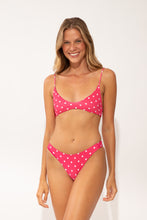 Laad de afbeelding in de Gallery-viewer, Model Front: Wednesday In Hawaii By Rio De Sol Set Set Kiko-Guava Hana Sunset