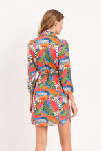 Laad de afbeelding in de Gallery-viewer, Model Back: Rio De Sol Shirtdress Jungle Chemise