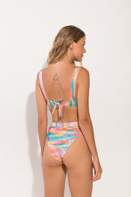 Laad de afbeelding in de Gallery-viewer, Model Back: Rio De Sol Top Top River Halter-Cos