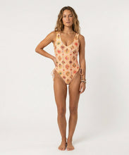 Laad de afbeelding in de Gallery-viewer, Model Front: Rio De Sol One-Piece Mosaico Zoe