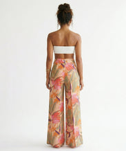 Laad de afbeelding in de Gallery-viewer, Model Back: Rio De Sol Beach Trousers Oasis Wide Pants
