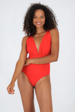 Laad de afbeelding in de Gallery-viewer, Model Front: Rio De Sol One-Piece Rouge Marina