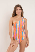 Laad de afbeelding in de Gallery-viewer, Model Front: Rio De Sol One-Piece Stripes Sienna