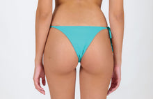 Laad de afbeelding in de Gallery-viewer, Model Back: Rio De Sol Bottom Bottom Breeze Ibiza