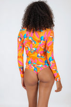 Laad de afbeelding in de Gallery-viewer, Model Back: Rio De Sol Top Top Orange-Bloom Rash-Guard