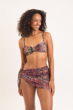 Laad de afbeelding in de Gallery-viewer, Model Front: Rio De Sol Beach Skirt Cobra Mini-Sarong