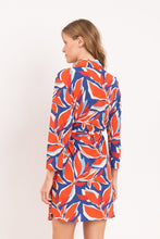 Laad de afbeelding in de Gallery-viewer, Model Back: Rio De Sol Shirtdress Leaves Chemise