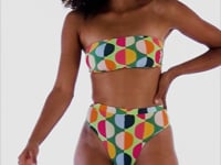 Laad en speel video af in Gallery-viewer, Video: Rio De Sol Set Set Garden-City Bandeau-Reto Hotpant-Cos