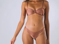 Laad en speel video af in Gallery-viewer, Video: Rio De Sol Set Set Shimmer-Copper Bandeau-Joy Essential