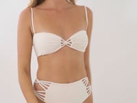 Laad en speel video af in Gallery-viewer, Video: Rio De Sol Set Set Malibu-Natural Bandeau-Iris High-Waist-Spin-Iris