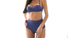 Laad en speel video af in Gallery-viewer, Video: Rio De Sol Bottom Calcinha Radiante Azul Marinho Hot Pant