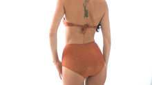 Laad en speel video af in Gallery-viewer, Video: Rio De Sol Bottom Calcinha Radiante Canela Hot Pant
