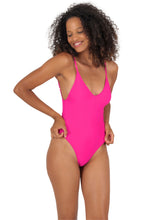 Laad de afbeelding in de Gallery-viewer, Model Front: Rio De Sol One-Piece Amaranto Hype