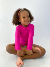 Laad de afbeelding in de Gallery-viewer, Model Front: Rio De Sol Rash Guard Amaranto Rash-Guard Kids