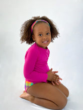 Laad de afbeelding in de Gallery-viewer, Model Back: Rio De Sol Rash Guard Amaranto Rash-Guard Kids