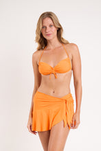 Laad de afbeelding in de Gallery-viewer, Model Front: Rio De Sol Beach Skirt Bio-Laranjada Mini Skirt