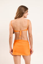 Laad de afbeelding in de Gallery-viewer, Model Back: Rio De Sol Beach Skirt Bio-Laranjada Skirt Knot