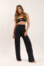 Laad de afbeelding in de Gallery-viewer, Model Front: Rio De Sol Beach Trousers Black Pants Knot