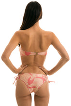 Laad de afbeelding in de Gallery-viewer, Model Back: Rio De Sol Bottom Bottom Banana Rose Bandeau