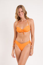 Laad de afbeelding in de Gallery-viewer, Model Front: Rio De Sol Bottom Bottom Bio-Laranjada Lola