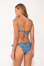 Laad de afbeelding in de Gallery-viewer, Model Back: Rio De Sol Bottom Bottom Chuva Gisele