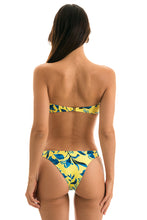 Laad de afbeelding in de Gallery-viewer, Model Back: Rio De Sol Bottom Bottom Lemon Flower Bandeau