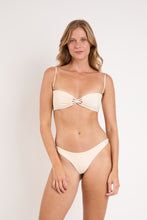 Laad de afbeelding in de Gallery-viewer, Model Front: Rio De Sol Bottom Bottom Malibu-Natural Essential-Iris