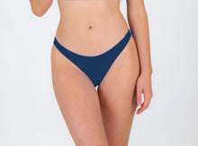 Laad de afbeelding in de Gallery-viewer, Model Front: Rio De Sol Bottom Bottom Navy Essential-Comfy
