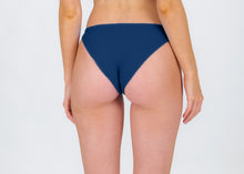 Laad de afbeelding in de Gallery-viewer, Model Back: Rio De Sol Bottom Bottom Navy Essential-Comfy