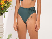 Laad de afbeelding in de Gallery-viewer, Model Front: Rio De Sol Bottom Bottom Palace Belted-High-Waist