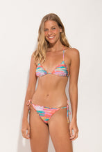Laad de afbeelding in de Gallery-viewer, Model Front: Rio De Sol Bottom Bottom River Frufru