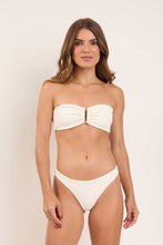 Laad de afbeelding in de Gallery-viewer, Model Front: Rio De Sol Bottom Bottom Sand-Chantilly Essential-Comfy