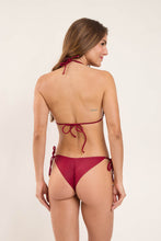 Laad de afbeelding in de Gallery-viewer, Model Back: Rio De Sol Bottom Bottom Touch-Carmim Cheeky-Tie