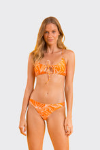 Laad de afbeelding in de Gallery-viewer, Model Front: Rio De Sol Bottom Bottom Trail-Orange Essential-Comfy
