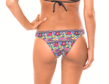 Laad de afbeelding in de Gallery-viewer, Model Back: Rio De Sol Bottom Calcinha Folk Strappy