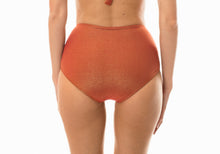 Laad de afbeelding in de Gallery-viewer, Model Back: Rio De Sol Bottom Calcinha Radiante Canela Hot Pant