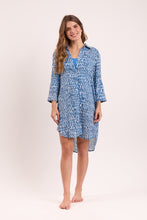 Laad de afbeelding in de Gallery-viewer, Model Front: Rio De Sol Shirtdress Chuva Chemise Gabriele