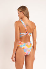 Laad de afbeelding in de Gallery-viewer, Model Back: Rio De Sol One-Piece Cloud Santorini