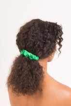 Laad de afbeelding in de Gallery-viewer, Model Front: Rio De Sol Hair Accessory Dots-Energy Scrunchie