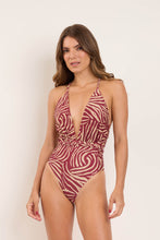 Laad de afbeelding in de Gallery-viewer, Model Front: Rio De Sol One-Piece Dune New Vegas