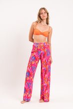 Laad de afbeelding in de Gallery-viewer, Model Front: Rio De Sol Beach Trousers Flavors Wide Pants