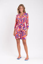 Laad de afbeelding in de Gallery-viewer, Model Front: Rio De Sol Shirtdress Funny Chemise