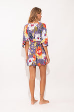 Laad de afbeelding in de Gallery-viewer, Model Back: Rio De Sol Mini Dress Garden-Flower Mini Dress