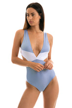 Laad de afbeelding in de Gallery-viewer, Model Front: Rio De Sol One-Piece Garoa Trikini Recorte