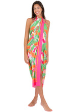 Laad de afbeelding in de Gallery-viewer, Model Front: Rio De Sol Pareo Green Bloom Canga